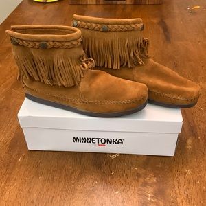 Womens Minnetonka boot NEVER BEEN WORN